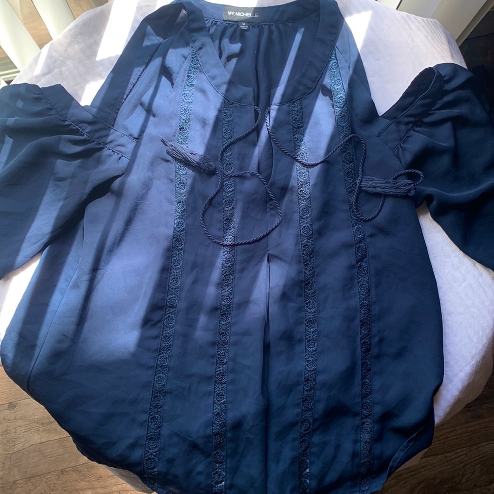 Shoulder crop blouse